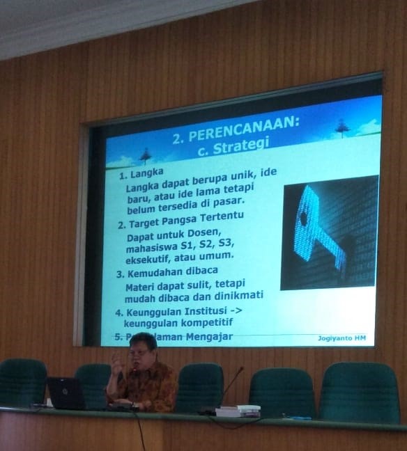 Prof. Jogiyanto memberikan materi kepenulisan 